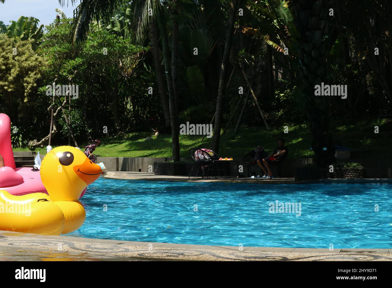 Malang, Indonésie : 27 février 2022 : piscine remplie de personnes qui nagent avec des ballons de cygne colorés Banque D'Images