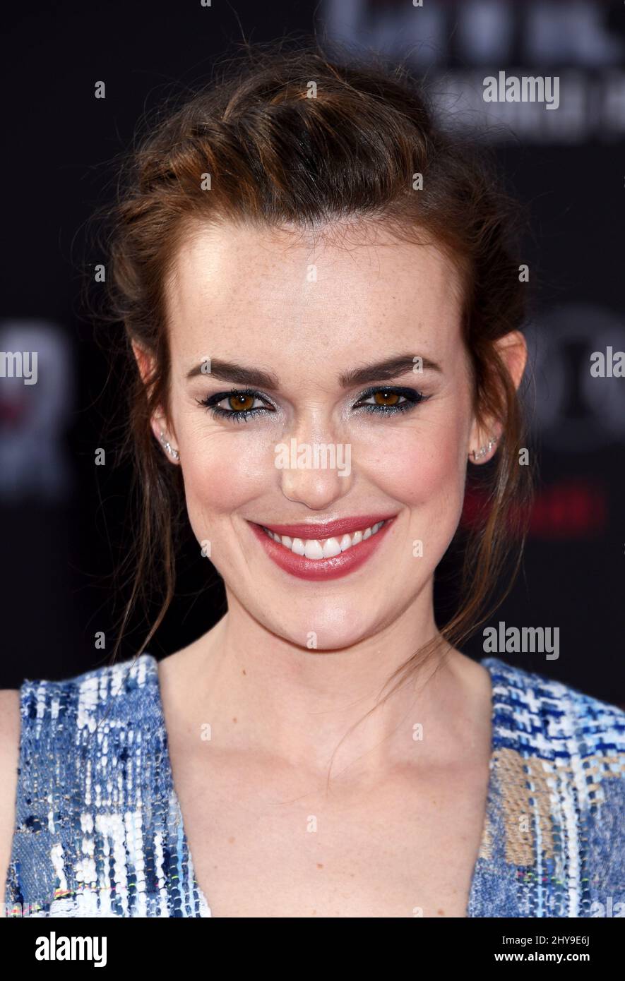 Elizabeth Henstridge assistait à la première mondiale « Captain America civil War » qui s'est tenue au Dolby Theatre de Los Angeles, aux États-Unis. Banque D'Images