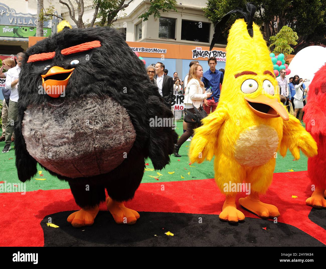 Angry Birds en costume pour assister à la première du film Angry Birds au Regency Village Theatre. Banque D'Images