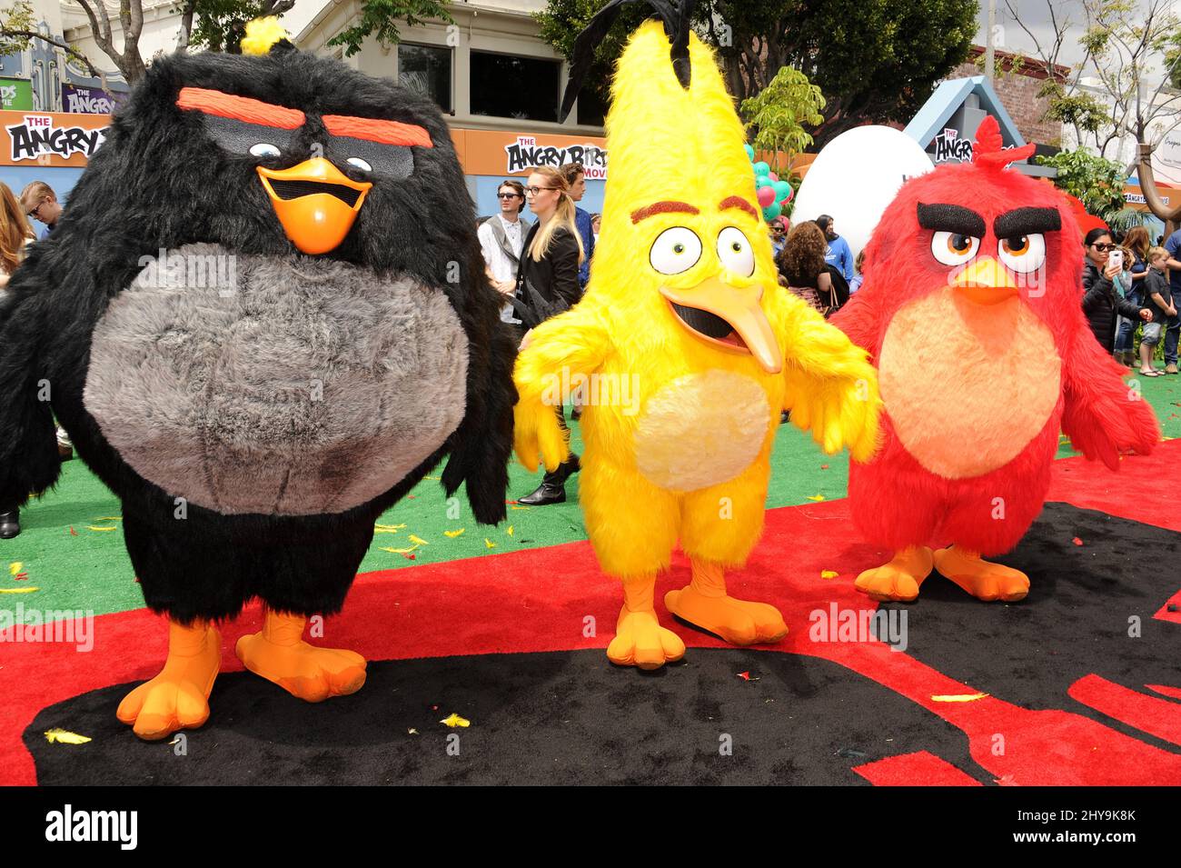 Angry Birds en costume pour assister à la première du film Angry Birds au Regency Village Theatre. Banque D'Images