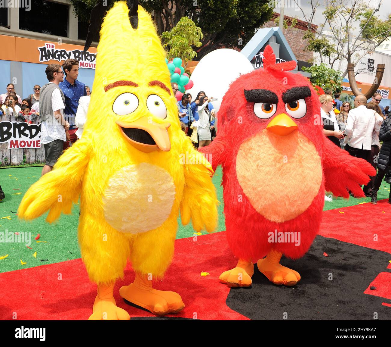 Angry Birds en costume pour assister à la première du film Angry Birds au Regency Village Theatre. Banque D'Images
