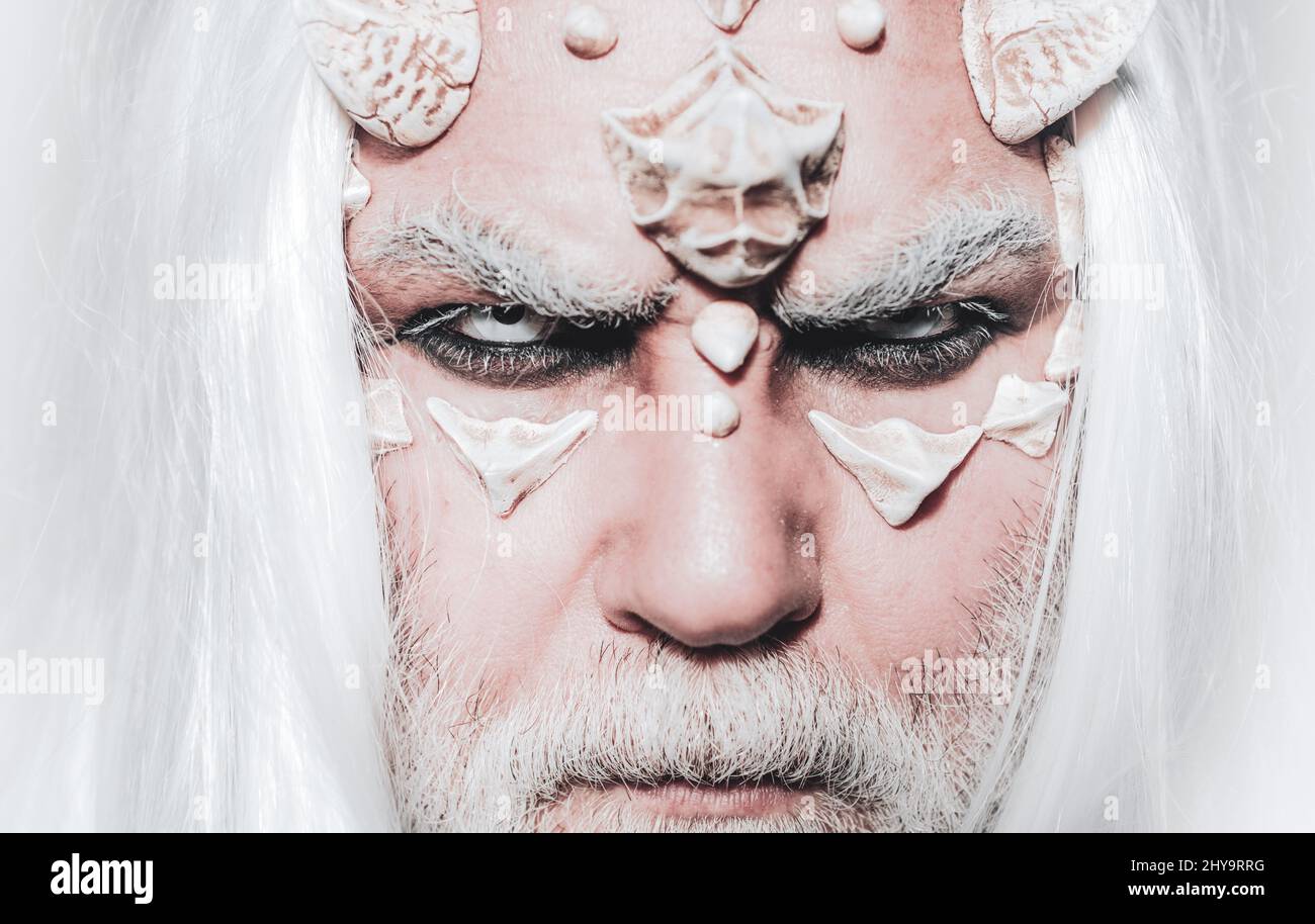 Viking avec une tête à cornes. Tête de démon isolée sur noir. Démon avec des cornes sanglantes sur la tête. Homme mal avec des cornes. Vampire homme avec les yeux blancs. Homme avec un Banque D'Images