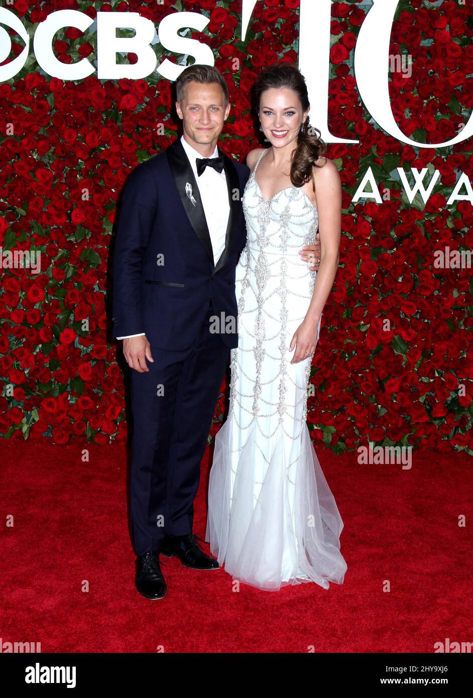 Nathan Johnson et Laura Osnes assistent aux Tony Awards annuels 70th à New York. Banque D'Images