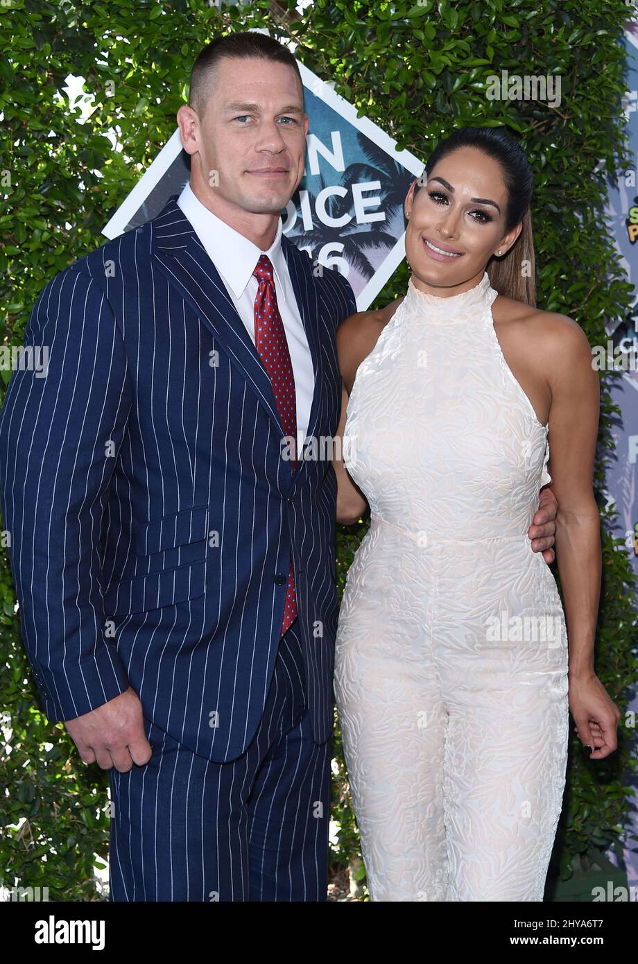 John Cena et Nikki Bella arrivent aux prix Teen Choice Awards 2016 qui se tiennent au Forum Banque D'Images