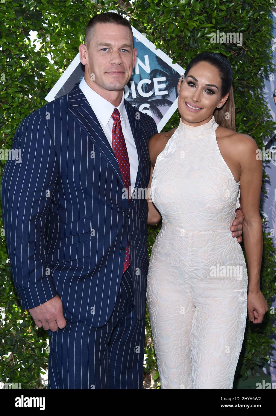 John Cena et Nikki Bella arrivent aux prix Teen Choice Awards 2016 qui se tiennent au Forum Banque D'Images