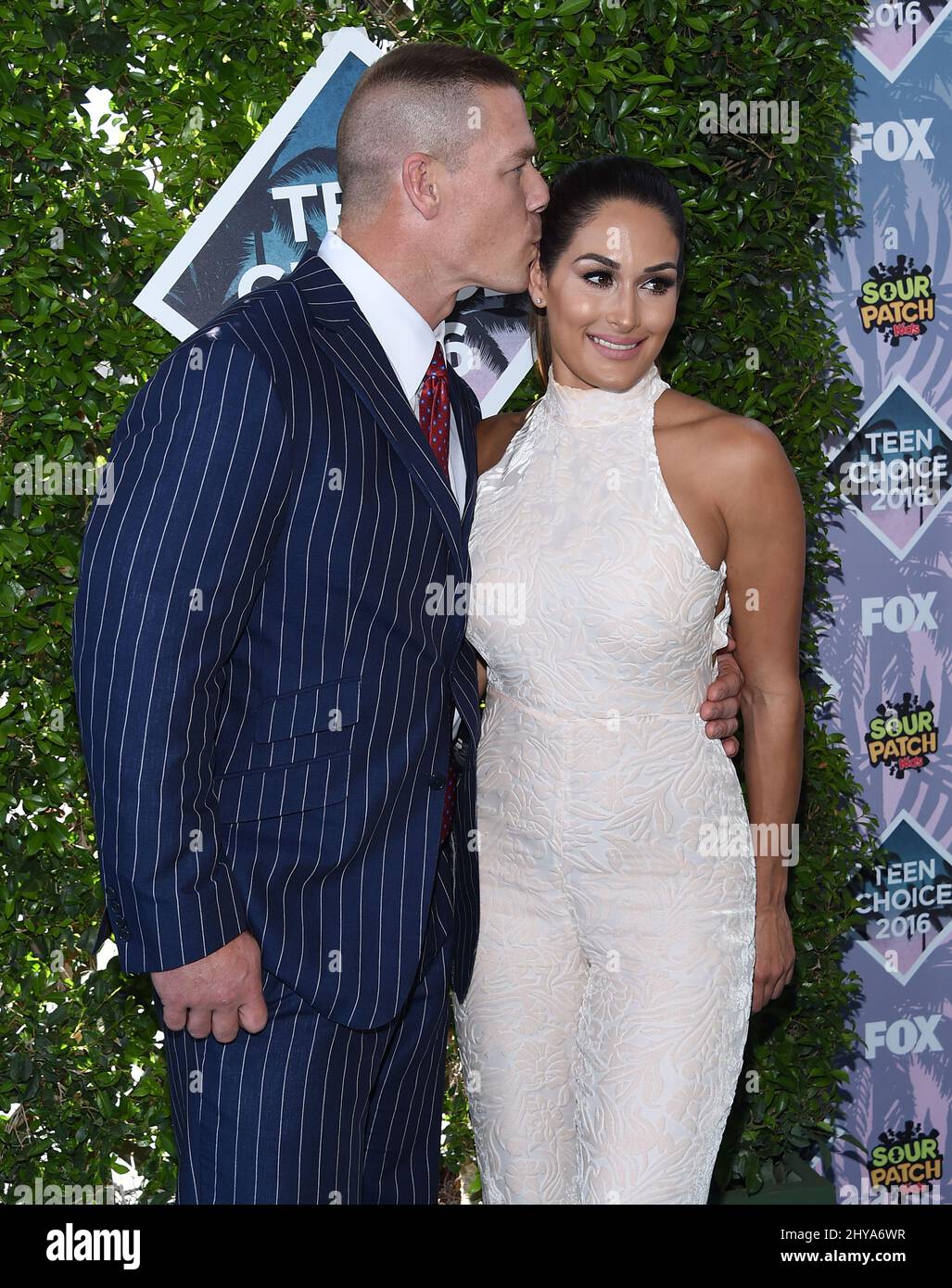 John Cena et Nikki Bella arrivent aux prix Teen Choice Awards 2016 qui se tiennent au Forum Banque D'Images