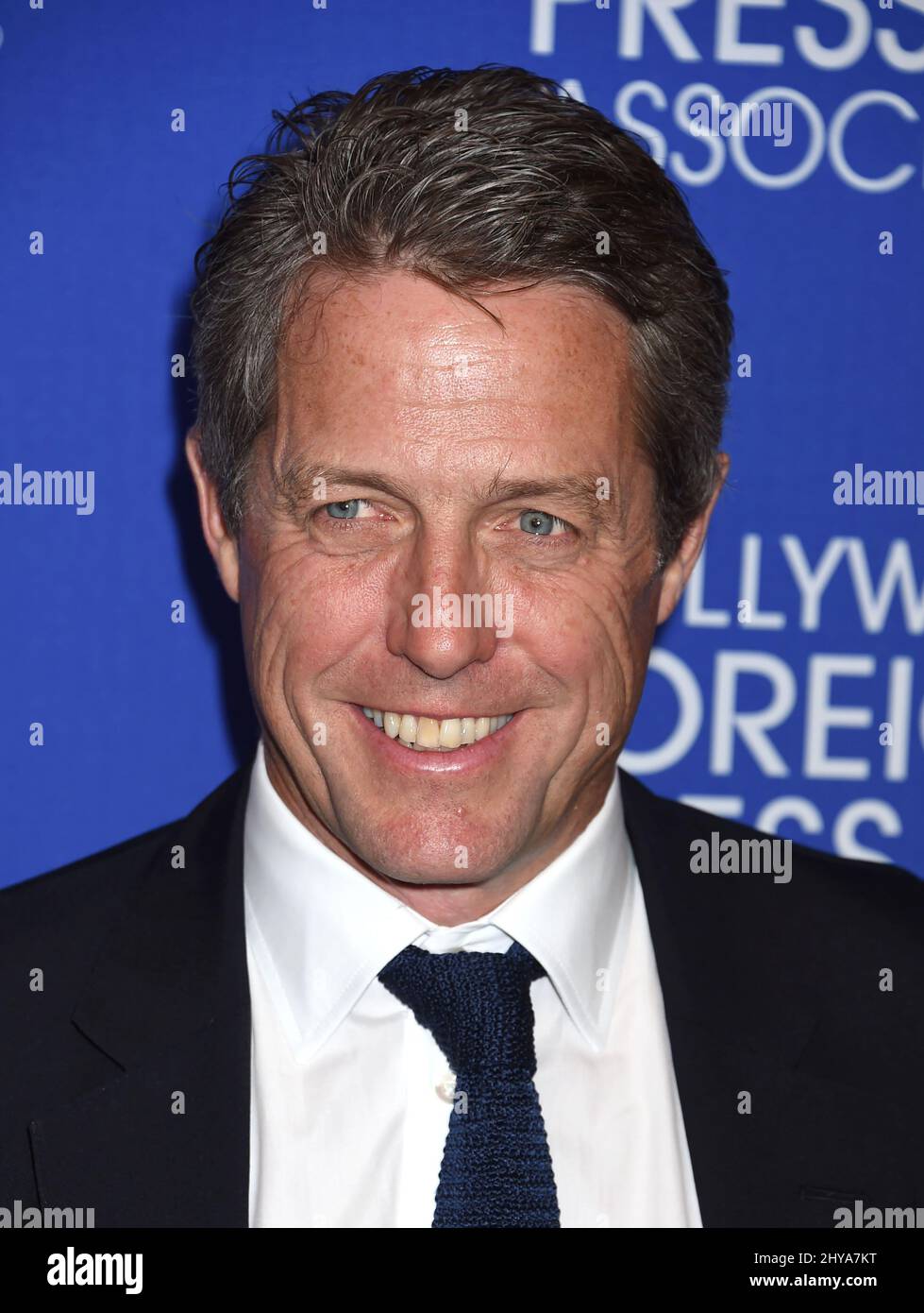 Hugh Grant participe au banquet de subventions de l'association Hollywood Foreign Press, qui s'est tenu au Beverly Wilshire à Los Angeles, en Californie. Banque D'Images