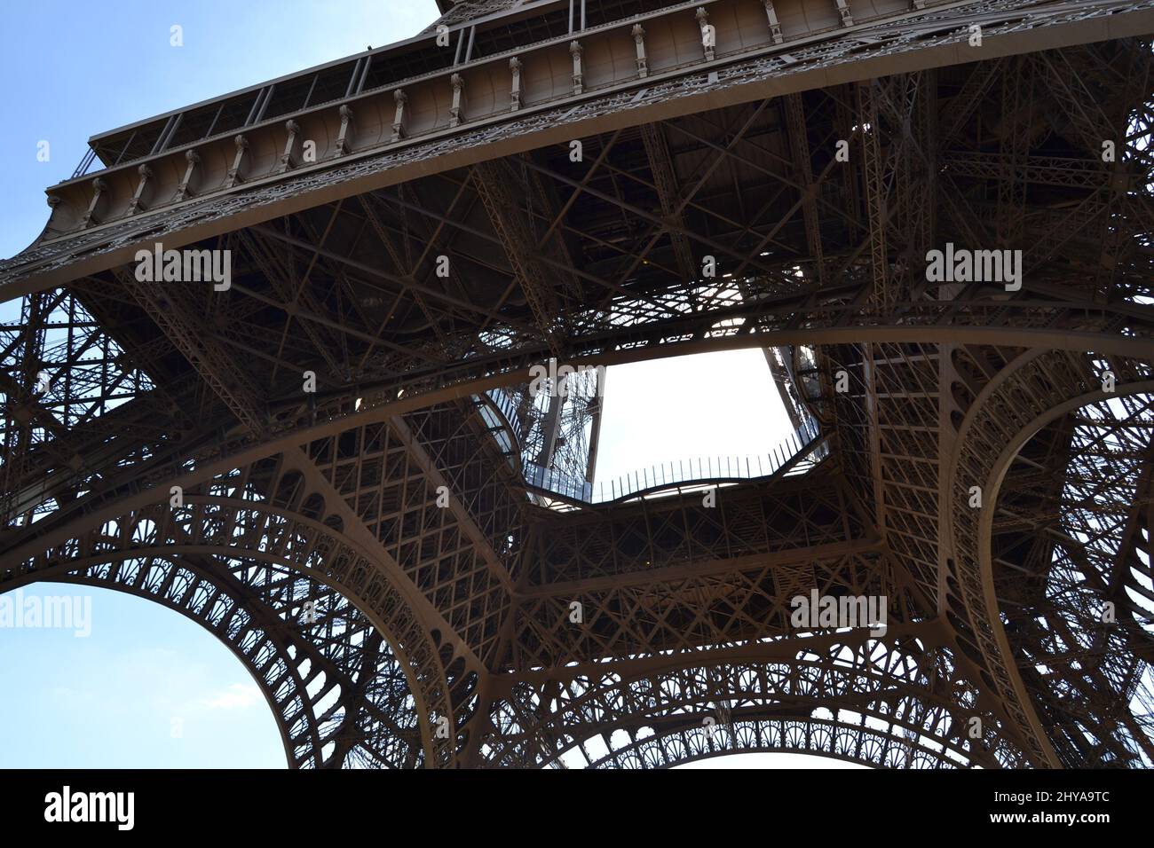 Photo en petit angle de la vue intérieure de la construction de la tour eiffel, Paris, France Banque D'Images