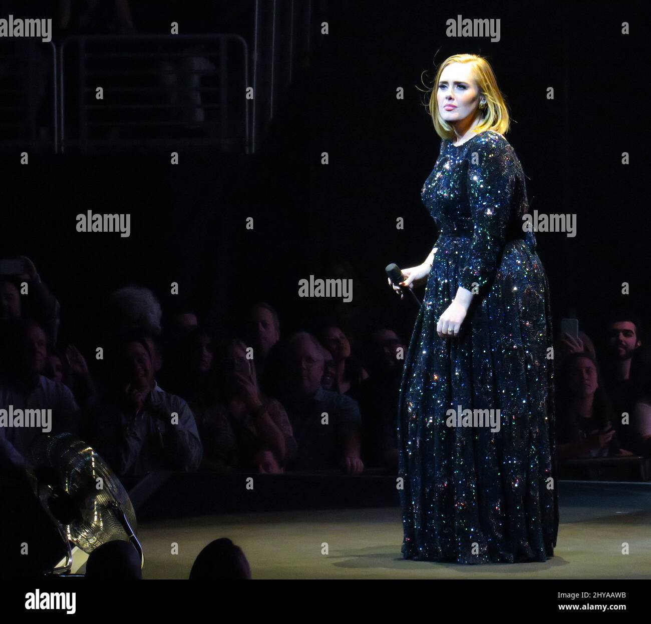 Adele se produit lors de sa tournée mondiale 25 au Staples Center de Los Angeles, en Californie. Banque D'Images