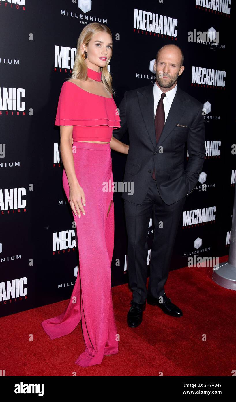 Rosie Huntington-Whiteley et Jason Statham assistent à la première de Mechanic: Resurrection, qui s'est tenue aux cinémas ArcLight de Los Angeles, en Californie. Banque D'Images