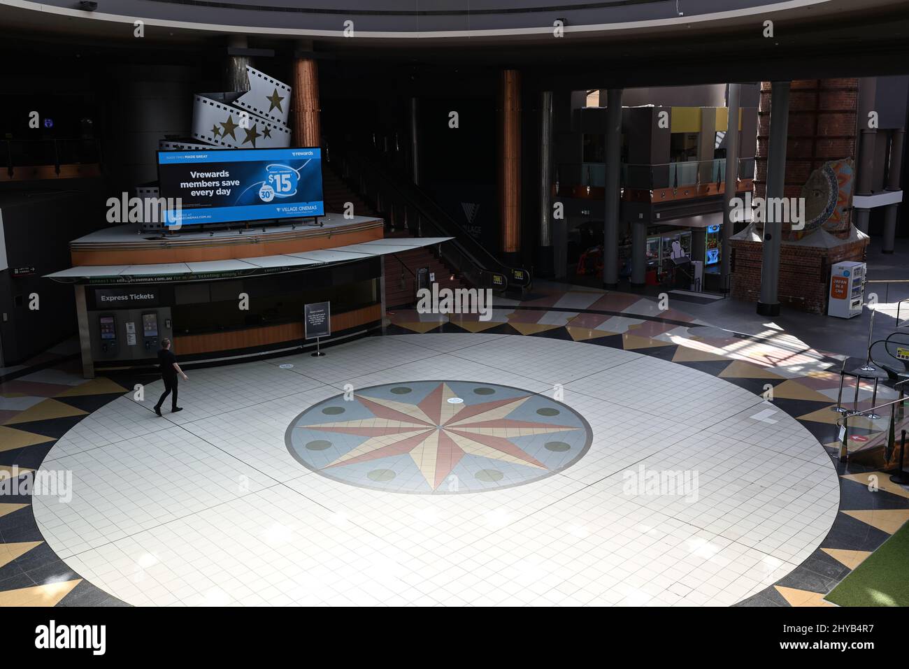 Le centre commercial et les cinémas de Jam Factory sont pratiquement