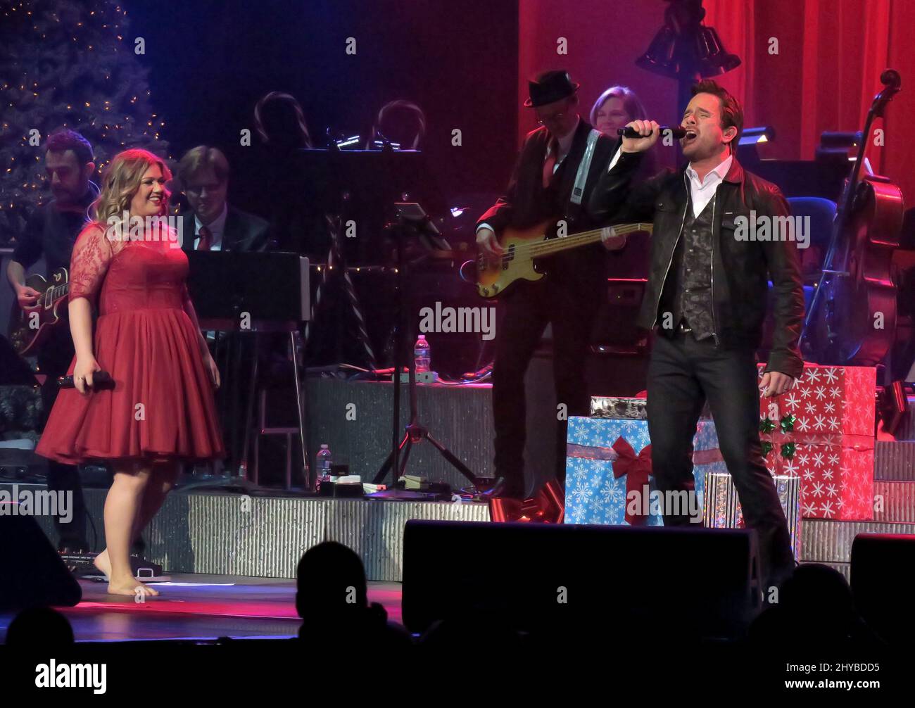 Kelly Clarkson et Charles Esten se présentant lors de la deuxième émission de Kelly Clarkson « Miracle on Broadway » soutiront la recherche sur la maladie d'Alzheimer et les soins de mémoire par le biais du jardin d'Abe, l'alphabétisation par la Nashville public Library Foundation, nourrir les affamés par la second Harvest Food Bank et l'éducation musicale au W.O. L'école de musique Smith, par l'intermédiaire du Fonds de fructification de Clarkson, a eu lieu à la Bridgestone Arena, avec la Community Foundation of Middle Tennessee Banque D'Images
