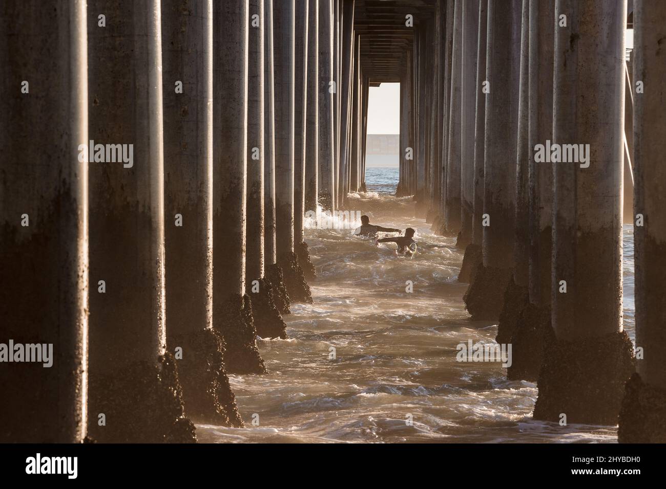 Sous le plus long Beach Pier dans le monde où deux gars nagent Banque D'Images