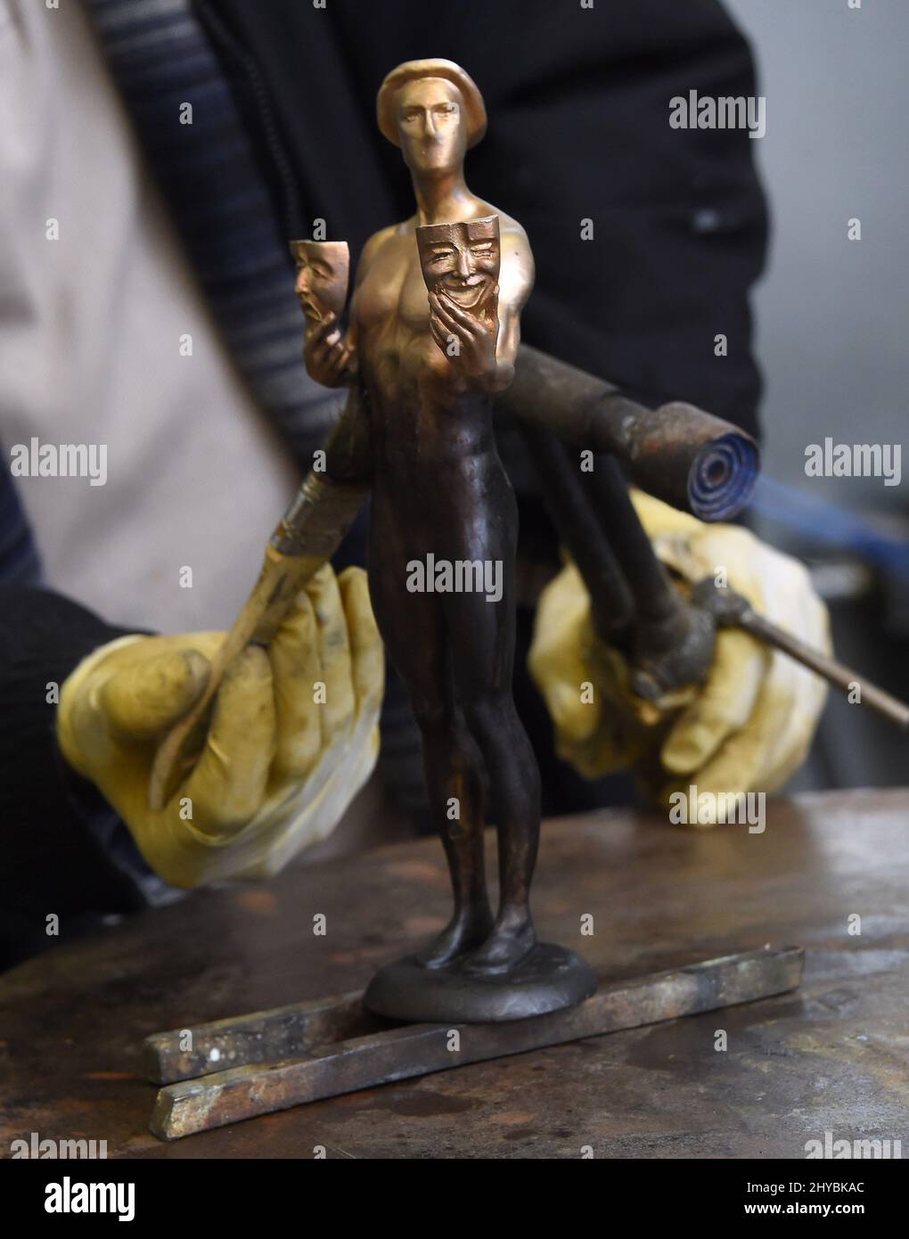 17 janvier 2016 Burbank, CA les statuettes d'acteurs - que les lauréats des prix annuels 23rd de la Guilde des acteurs de l'écran recevront pour des performances exceptionnelles en 2016 sont coulés à l'American Fine Arts Foundry Banque D'Images