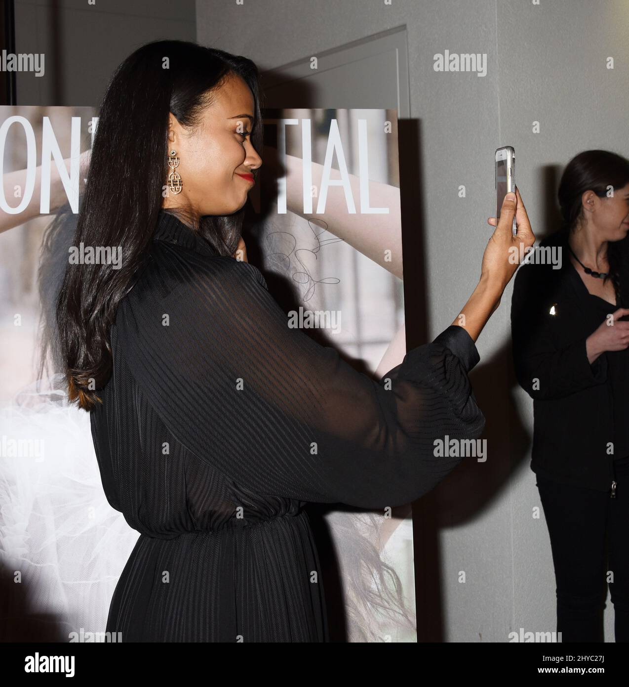 Zoe Saldana présent à Los Angeles le magazine confidentiel célèbre son numéro d'hiver avec Zoe Saldana tenu au 3033 WILSHIRE Banque D'Images