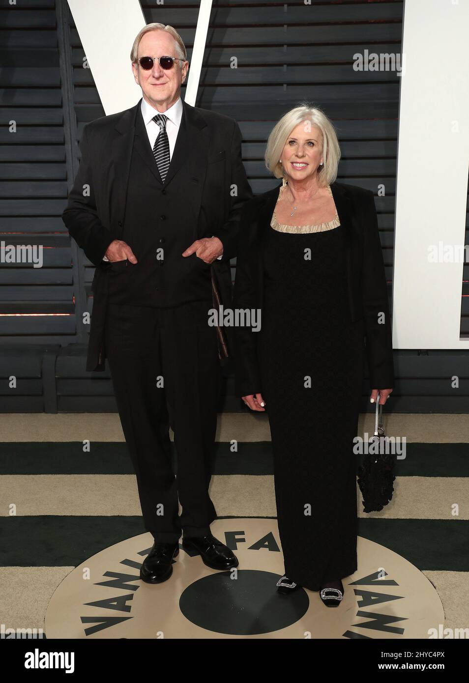 T Bone Burnett et Callie Khouri arrivent à la Vanity Fair Oscar Party à Beverly Hills, Los Angeles, États-Unis. Banque D'Images