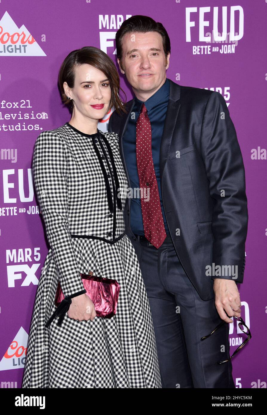 Sarah Paulson et Jason Butler Harner assistent à l'événement tapis rouge « Feud: Bette and Joan » qui a eu lieu au TCL Chinese Theatre Banque D'Images