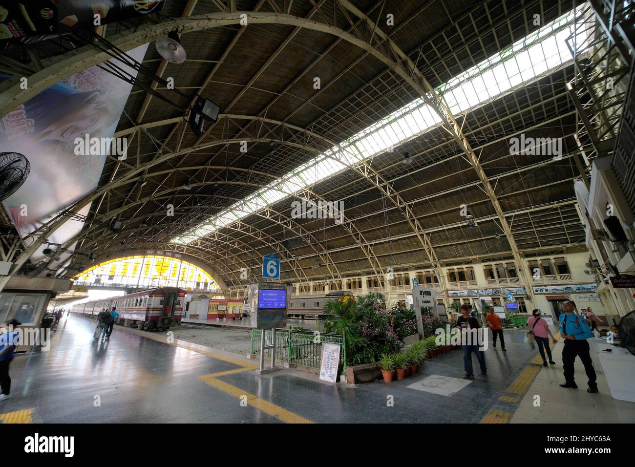 Plates-formes ferroviaires à la gare de Bangkok, Hua Lamphong, district de Pathum WAN, Thaïlande - 31 octobre 2019 Banque D'Images