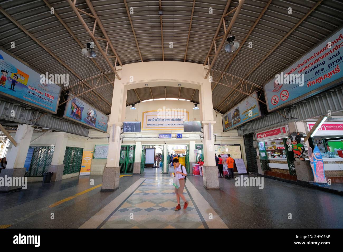 Rong Mueang entrée latérale à la gare de Bangkok à Hua Lampong, district de Pathum WAN, Thaïlande - 31 octobre 19 Banque D'Images