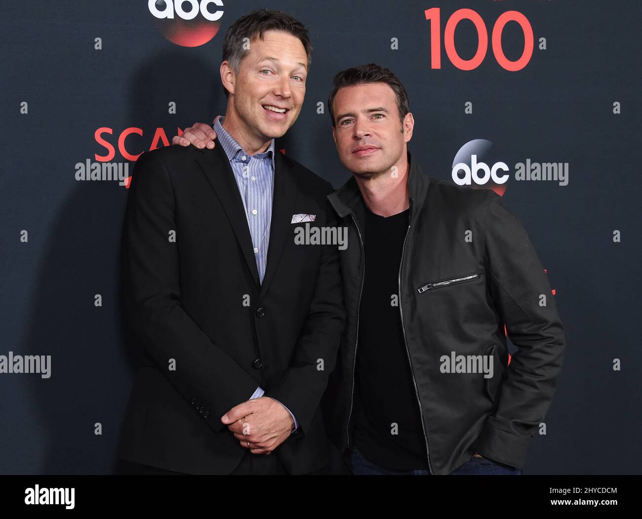 George Newbern et Scott Foley la célébration du scandale de l'épisode 100th, à Los Angeles, en Californie Banque D'Images