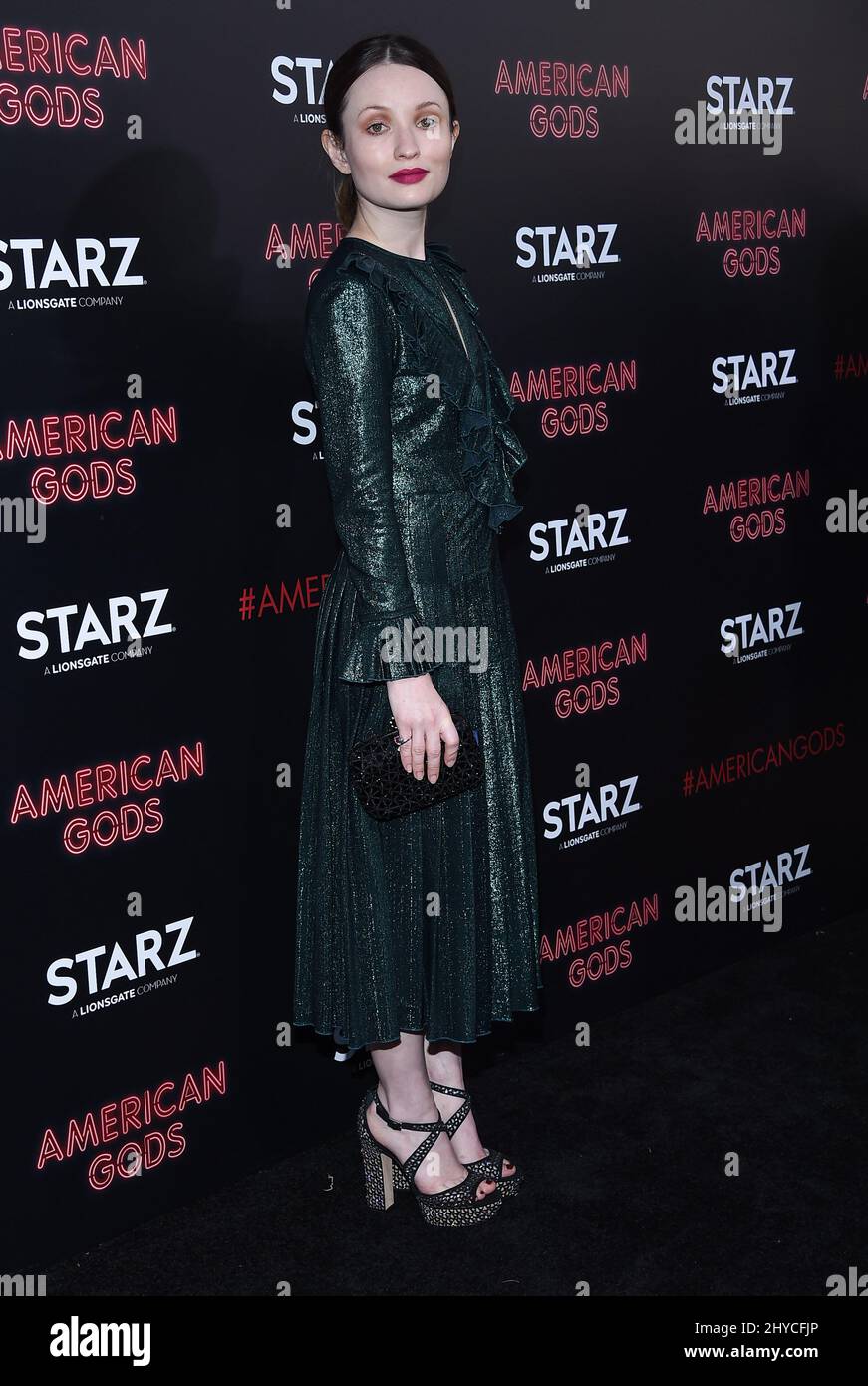 Emily Browning arrive à la première 'American Gods' qui s'est tenue au Cinerama Dome à Los Angeles, aux États-Unis Banque D'Images