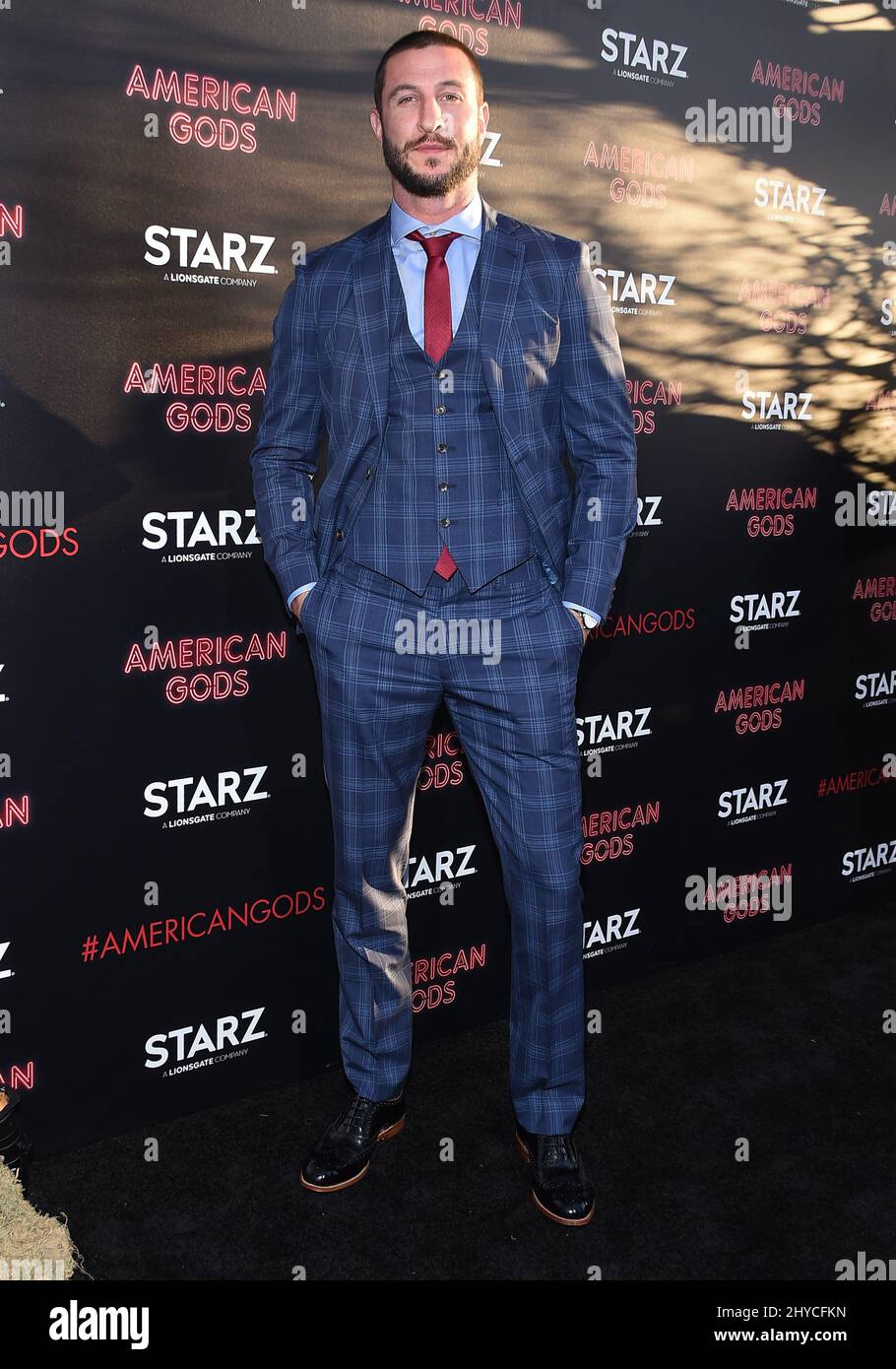 Pablo Schreiber arrive à la première 'American Gods' qui s'est tenue au Cinerama Dome à Los Angeles, aux États-Unis Banque D'Images