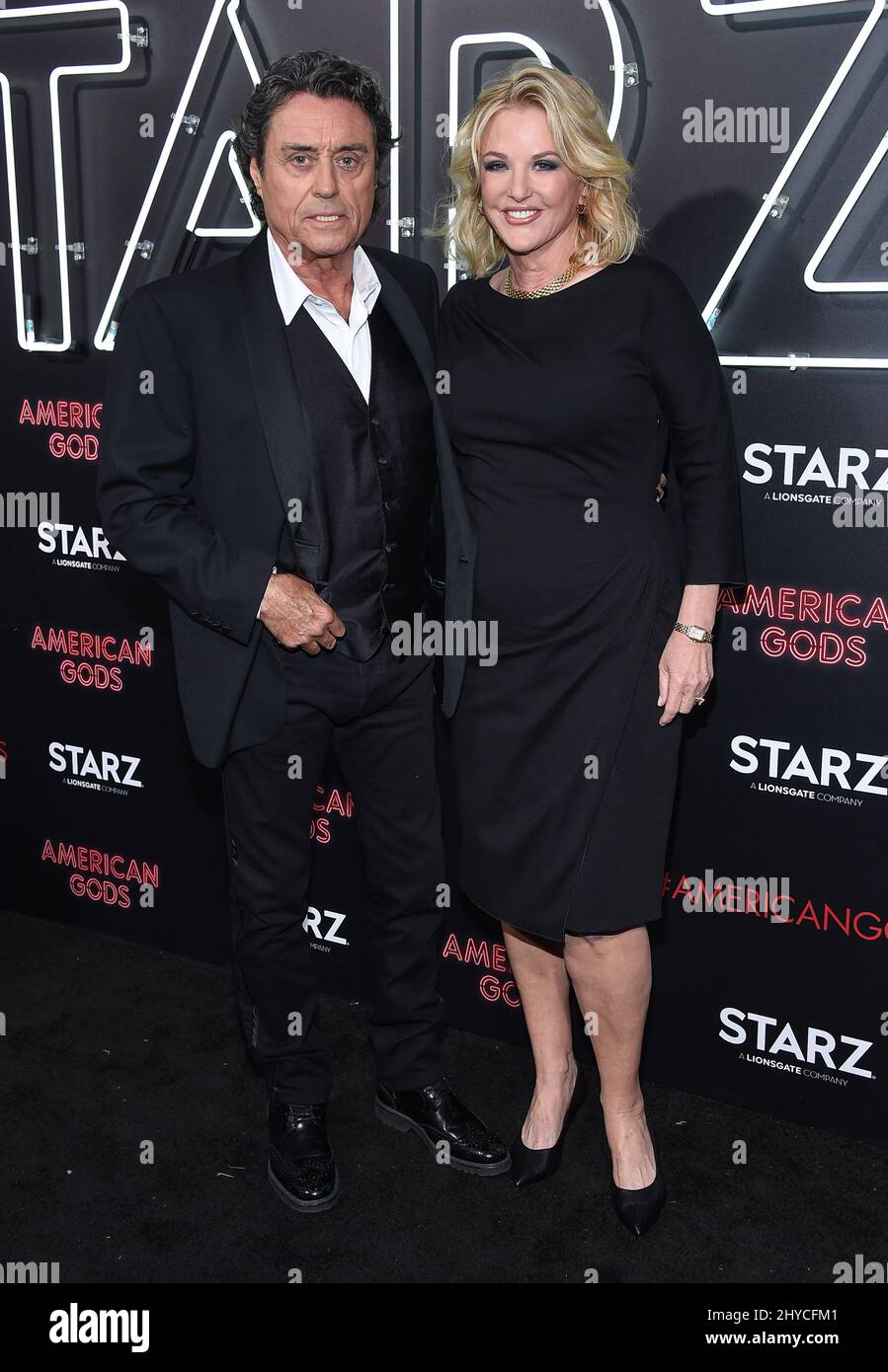 Ian McShane et Gwen humble arrivent à la première « American Gods » qui s'est tenue au Cinerama Dome de Los Angeles, aux États-Unis Banque D'Images