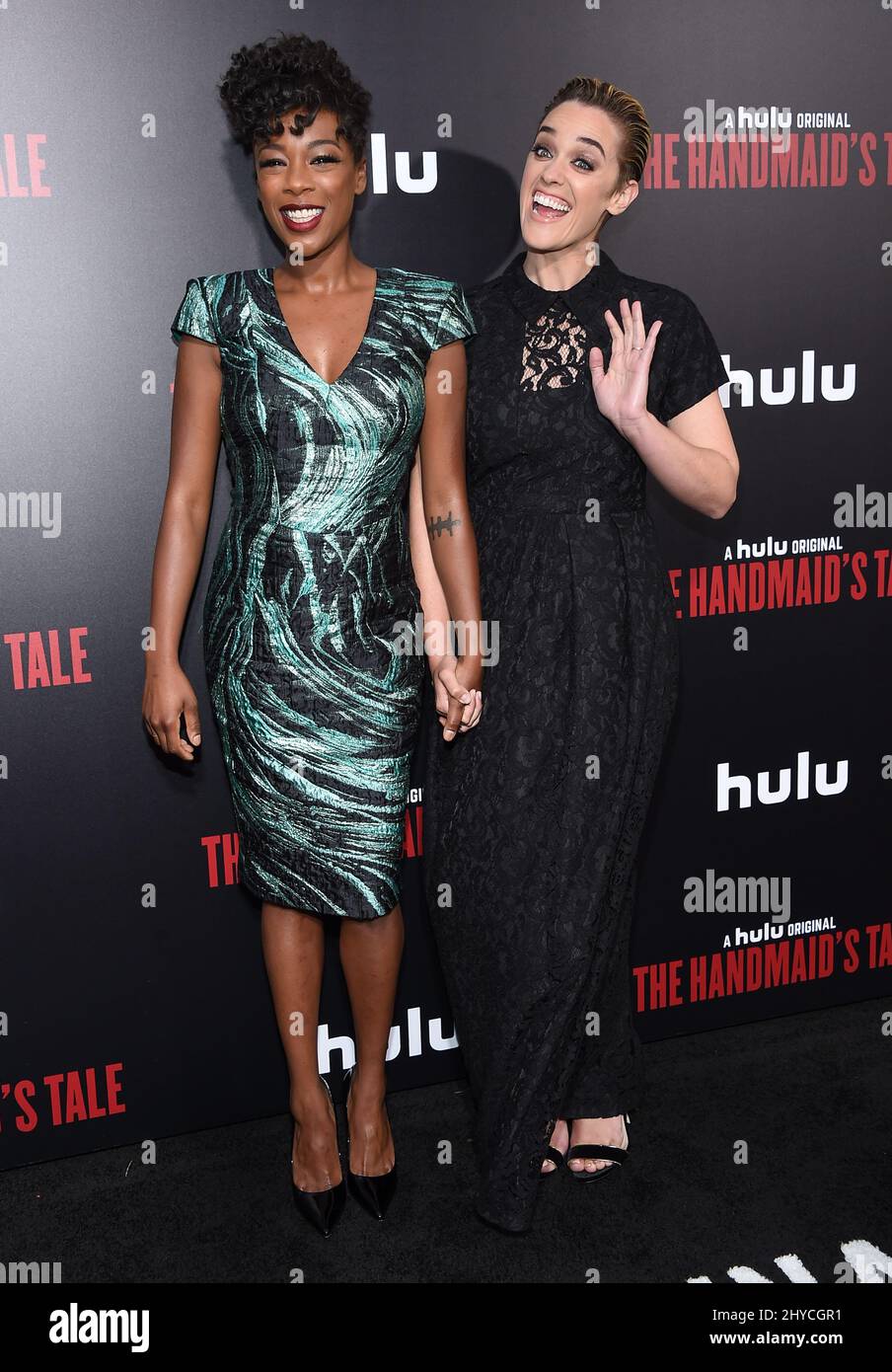 Samira Wiley et Lauren Morelli arrivent pour la première « The Handmaid's Tale » de Hulu, qui s'est tenue au Cinerama Dome Hollywood, Los Angeles, le 25 avril 2017 Banque D'Images