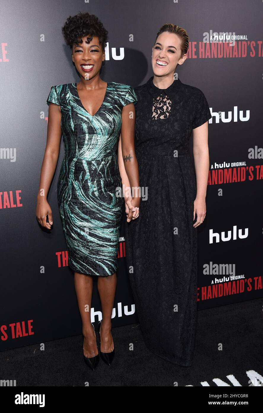 Samira Wiley et Lauren Morelli arrivent pour la première « The Handmaid's Tale » de Hulu, qui s'est tenue au Cinerama Dome Hollywood, Los Angeles, le 25 avril 2017 Banque D'Images