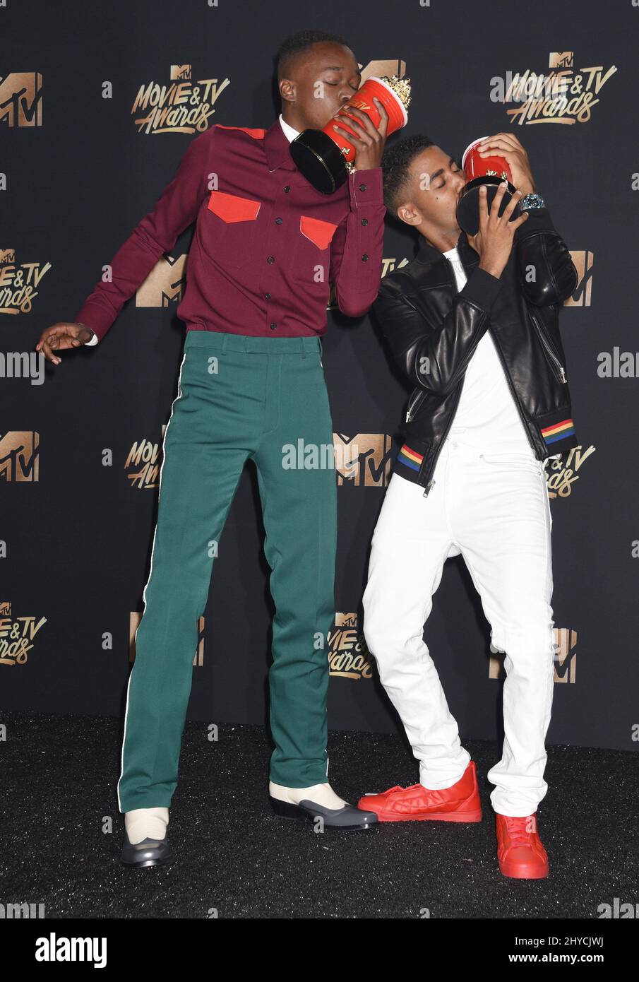 Ashton Sanders et Jharrel Jerome dans la salle de presse des MTV Movie and TV Awards 2017 qui se tiennent au Shrine Auditorium de Los Angeles, aux États-Unis Banque D'Images