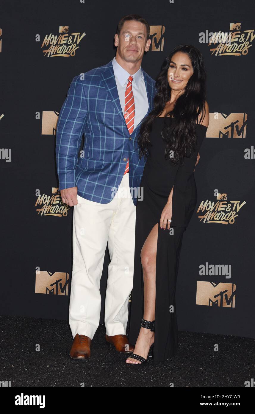 John Cena et Nikki Bella dans la salle de presse des MTV Movie and TV Awards 2017 qui se tiennent au Shrine Auditorium de Los Angeles, Etats-Unis Banque D'Images