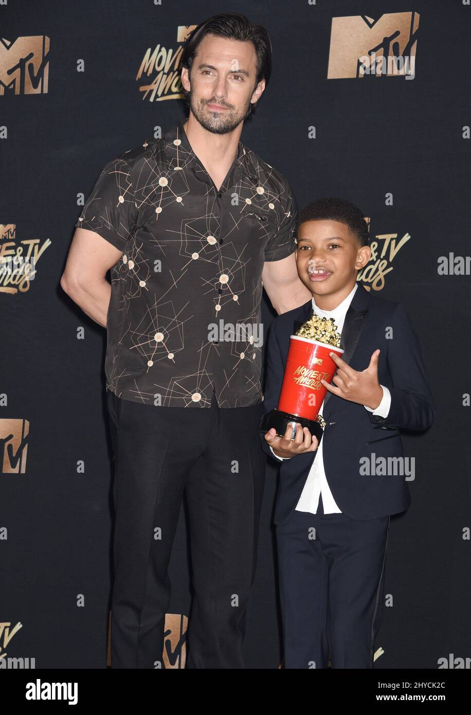 Milo Ventimiglia et Lonnie Chvis dans la salle de presse des MTV Movie and TV Awards 2017 qui se tiennent au Shrine Auditorium de Los Angeles, aux États-Unis Banque D'Images