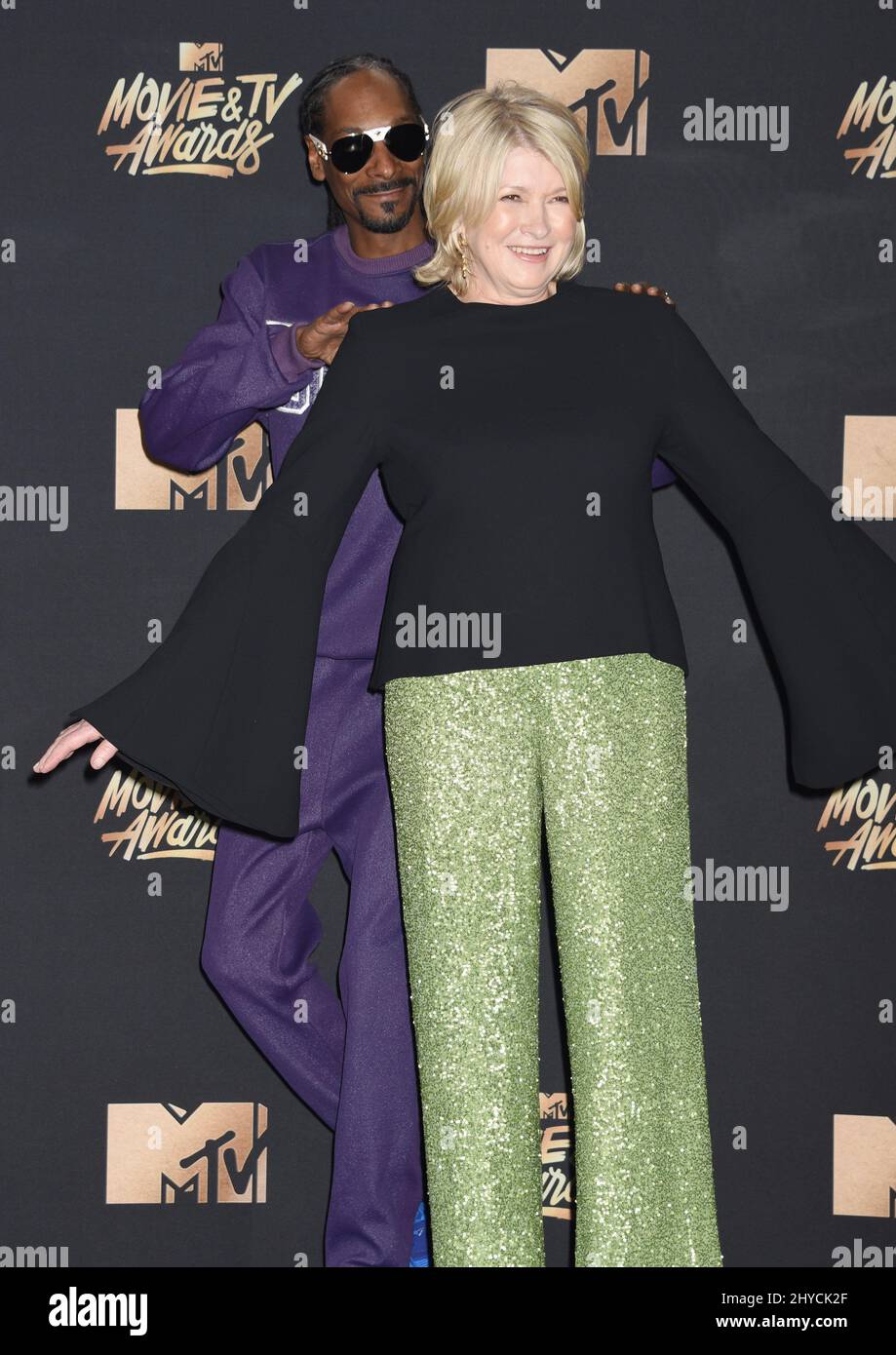 Snoop Dogg et Martha Stewart dans la salle de presse des MTV Movie and TV Awards 2017 qui se tiennent au Shrine Auditorium de Los Angeles, États-Unis Banque D'Images