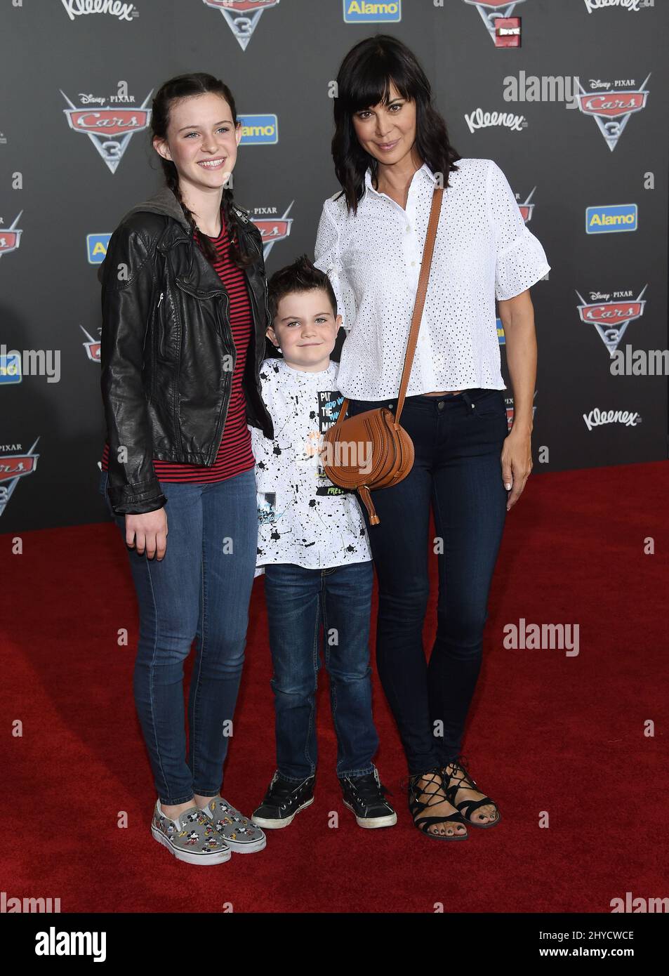 Catherine Bell, Gemma Beason et Ronan Beason arrivent à la première mondiale « Cars 3 » qui s'est tenue au centre des congrès d'Anaheim Banque D'Images