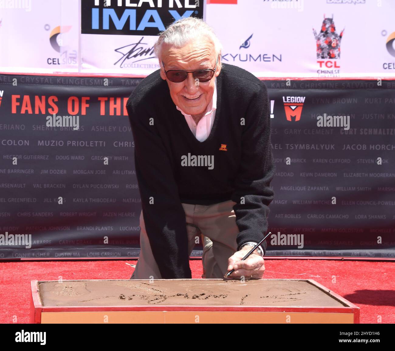 Stan Lee assiste à la cérémonie de présentation des mains et de l'empreinte de Stan Lee qui a eu lieu au cinéma IMAX chinois de TCL Banque D'Images