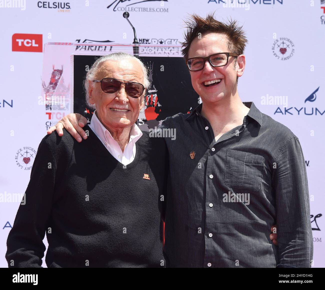 Stan Lee et James Gunn assistent à la cérémonie de présentation de la main et de l'empreinte de Stan Lee qui a eu lieu au cinéma IMAX chinois de TCL Banque D'Images