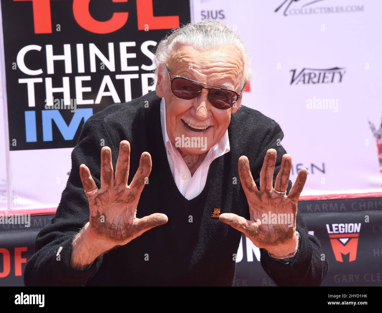 Stan Lee assiste à la cérémonie de présentation des mains et de l'empreinte de Stan Lee qui a eu lieu au cinéma IMAX chinois de TCL Banque D'Images