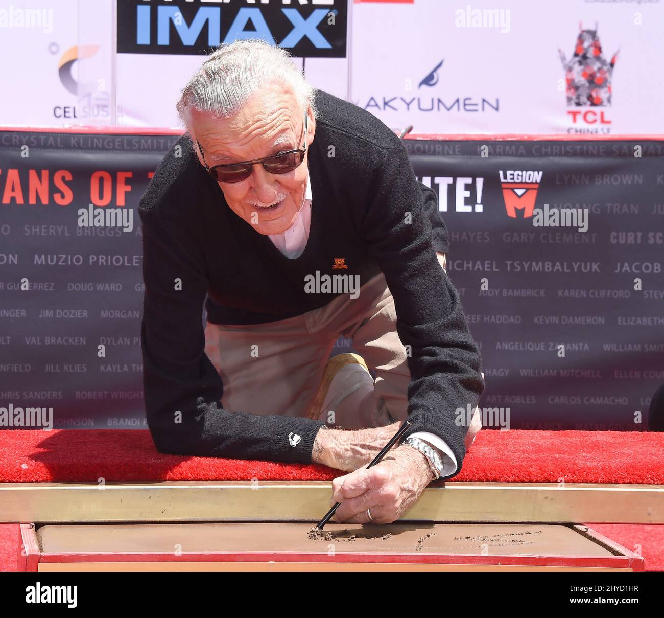 Stan Lee assiste à la cérémonie de présentation des mains et de l'empreinte de Stan Lee qui a eu lieu au cinéma IMAX chinois de TCL Banque D'Images