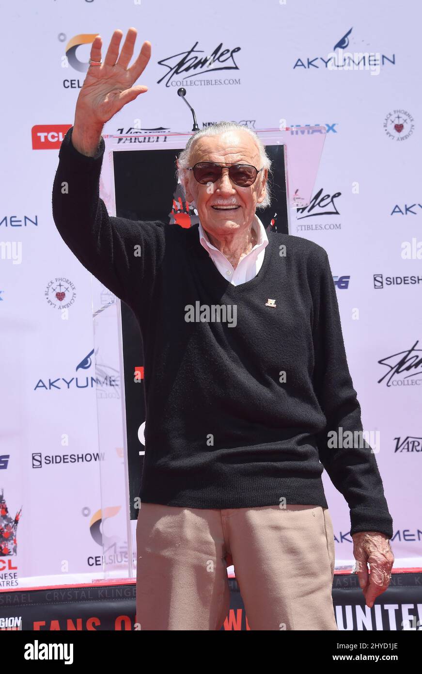 Stan Lee assiste à la cérémonie de présentation des mains et de l'empreinte de Stan Lee qui a eu lieu au cinéma IMAX chinois de TCL Banque D'Images