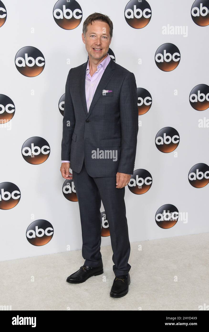 George Newbern arrive pour le circuit de presse d'été Disney ABC TCA qui s'est tenu à l'hôtel Beverly Hilton, Beverly Hills, Los Angeles Banque D'Images