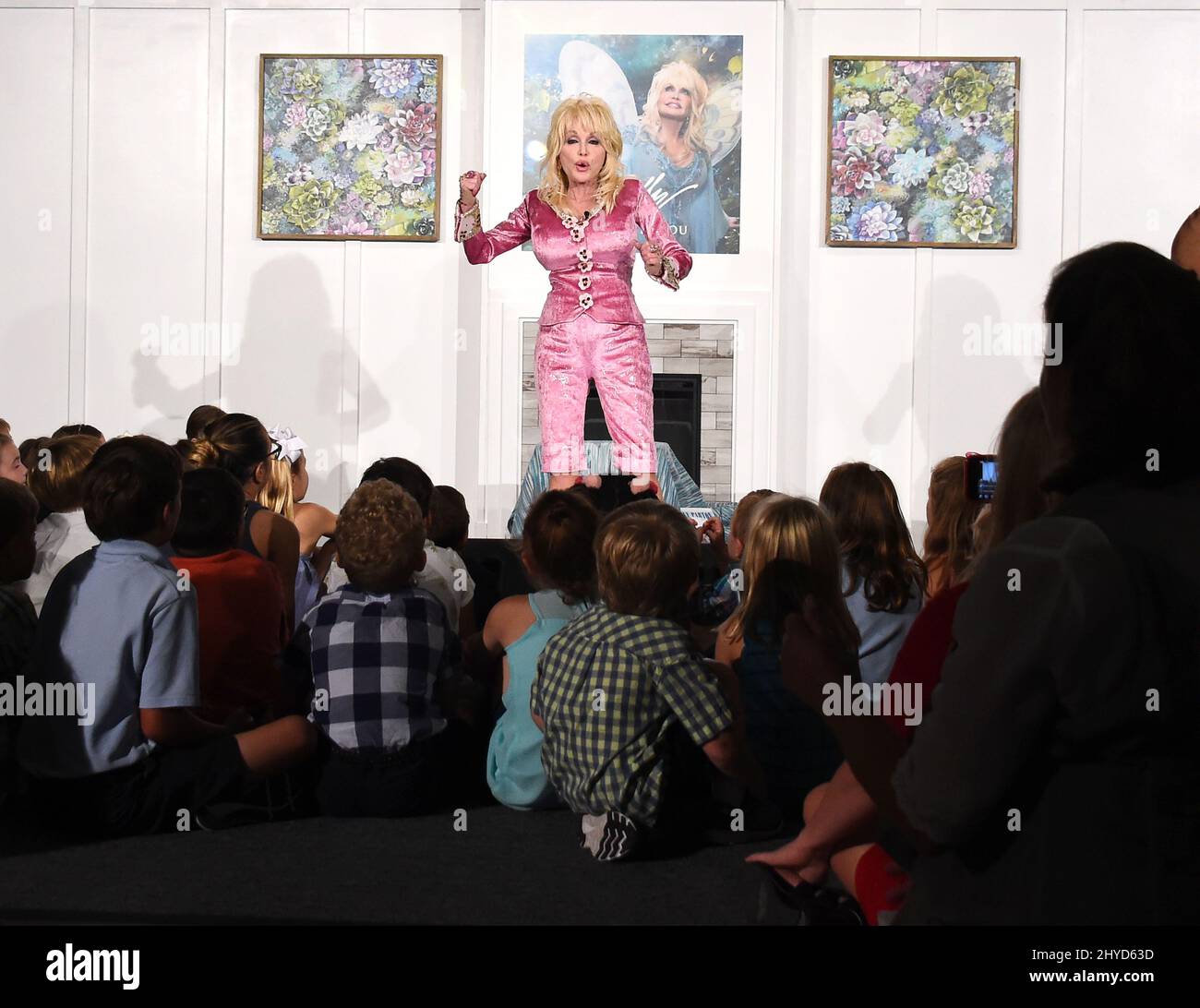 Dolly Parton a annoncé la sortie de 'I Believe in You', son premier album écrit et enregistré pour les enfants lors de sa conférence de presse aujourd'hui devant les représentants des médias et leurs enfants Banque D'Images