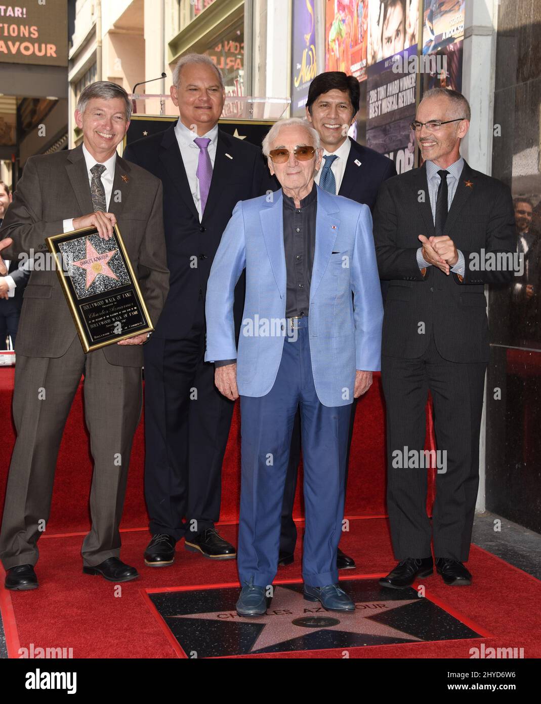 Leron Gubler, Charles Aznavour, Kevin de Leon et Mitch O'Farrell comme Charles Aznavour est honoré avec une étoile sur le Hollywood Walk of Fame Banque D'Images