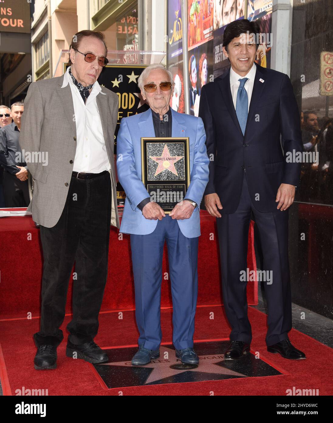 Peter Bogdanovich, Charles Aznavour et le président du Sénat de Californie, TEM Kevin de Leon, Charles Aznavour, est honoré d'une étoile sur le Hollywood Walk of Fame Banque D'Images