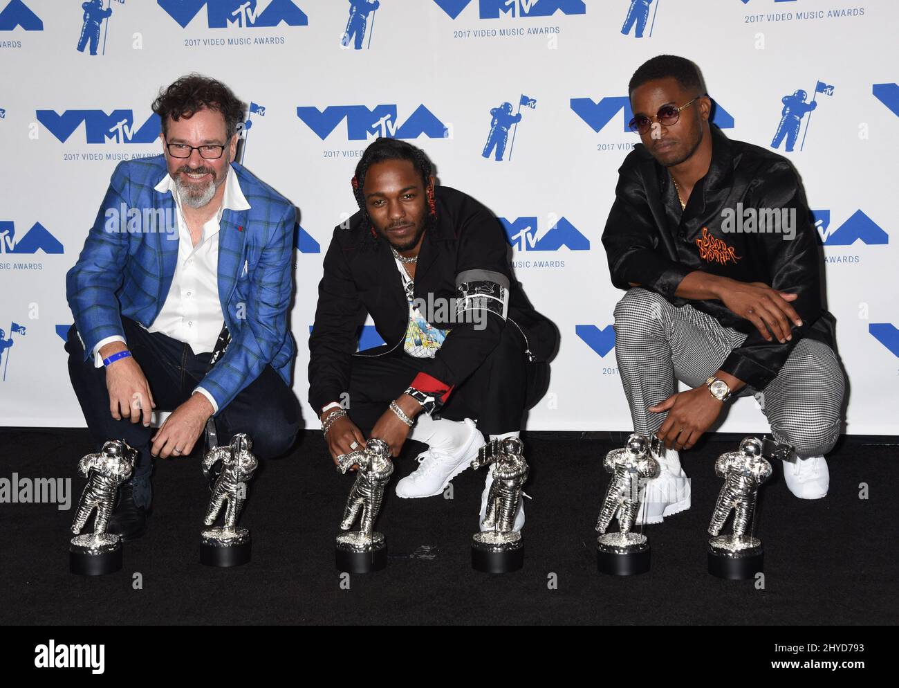 Dave Meyers, Kendrick Lamar et Dave Free dans la salle de presse des MTV Video Music Awards 2017 qui se tiennent au Forum de Los Angeles, USA Banque D'Images
