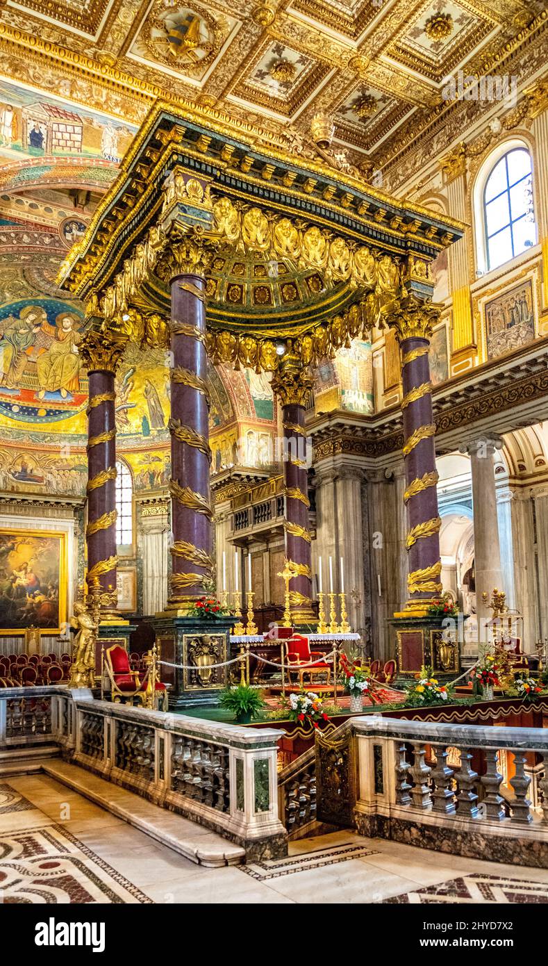 Nef principale et presbytère de la basilique papale de Sainte Marie majeure, Basilique de Santa Maria Maggiore, dans le centre historique de Rome Banque D'Images