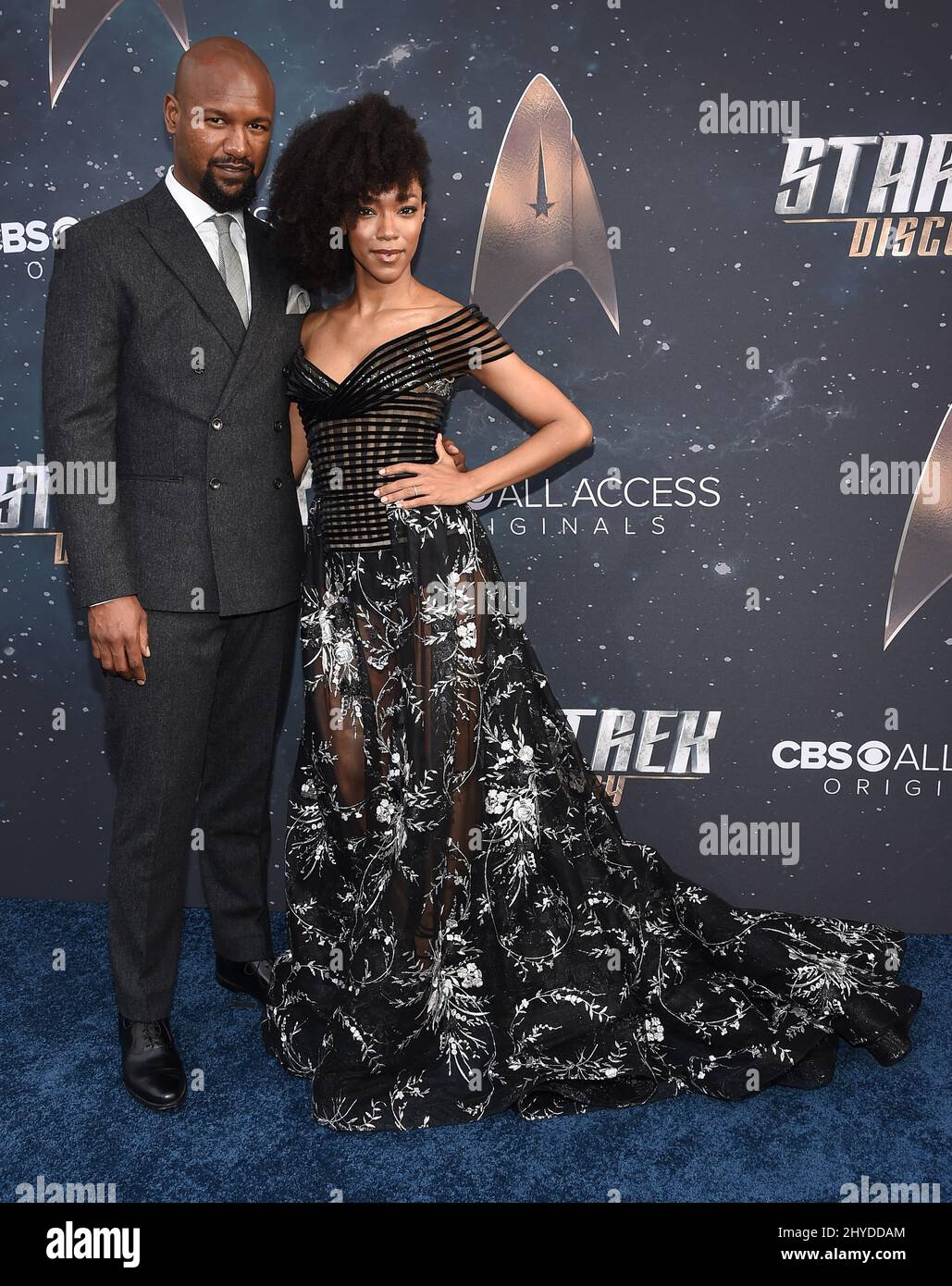 Sonequa Martin-Green et Kenric Green participant à la première « Star Trek: Discovery » qui s'est tenue au Cinerama Dome Hollywood Banque D'Images
