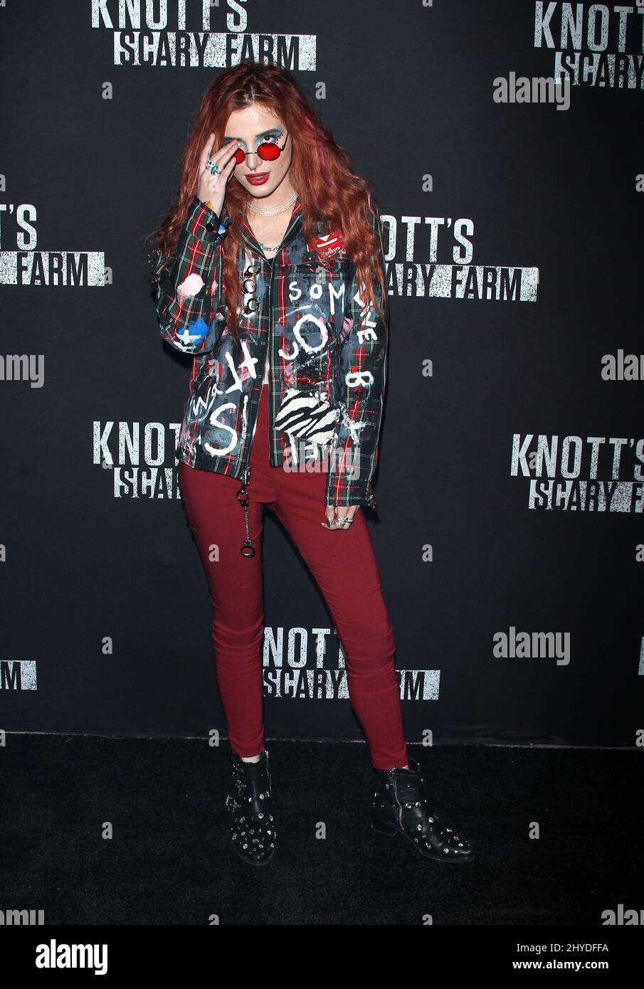 Bella Thorne assistant à Knott's Scary Farm et Instagram's Celebrity Night à Knott's Berry Farm Banque D'Images