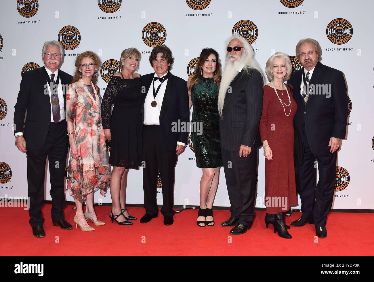Joe Bonsall, Mary Bonsall, Donna Sterban, Richard Sterban, Simone de Staley, William Lee Golden, Norah Lee Allen et Duane Allen d'Oak Ridge Boys arrivent pour la cérémonie du médaillon du Country Music Hall of Fame qui s'est tenue au Country Music Hall of Fame de Nashville Banque D'Images