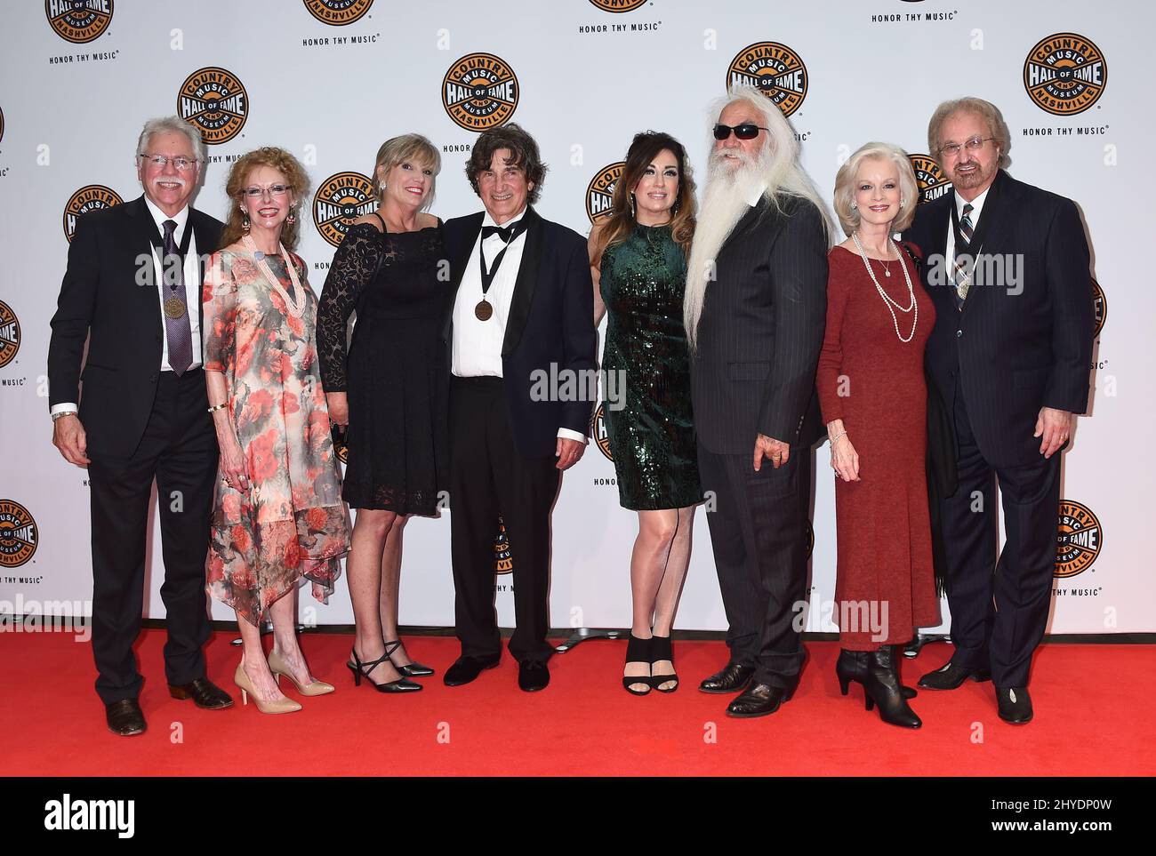 Joe Bonsall, Mary Bonsall, Donna Sterban, Richard Sterban, Simone de Staley, William Lee Golden, Norah Lee Allen et Duane Allen d'Oak Ridge Boys arrivent pour la cérémonie du médaillon du Country Music Hall of Fame qui s'est tenue au Country Music Hall of Fame de Nashville Banque D'Images