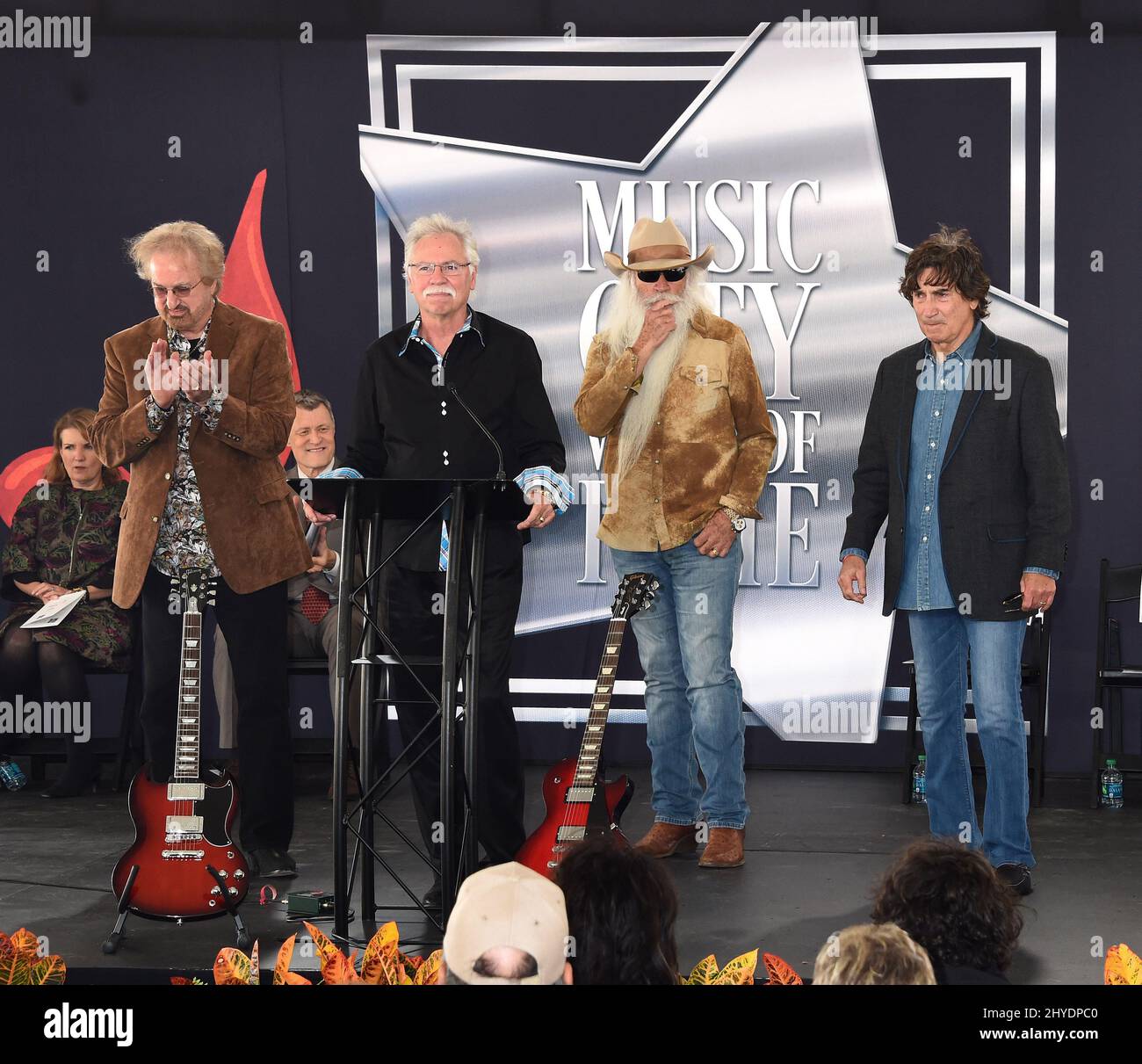 Duane Allen, Joe Bonsall, William Lee Golden, Richard Sterban participant à Kenny Rogers Star intronisé au Music City Walk of Fame Banque D'Images